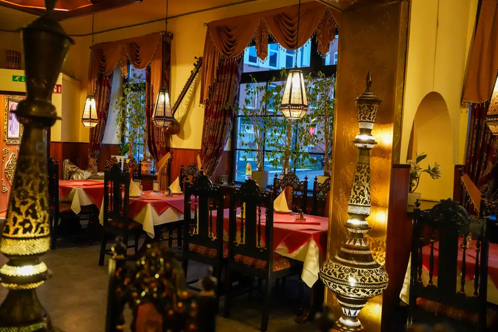 Fenstertische im Gastraum des Tadsch Mahal